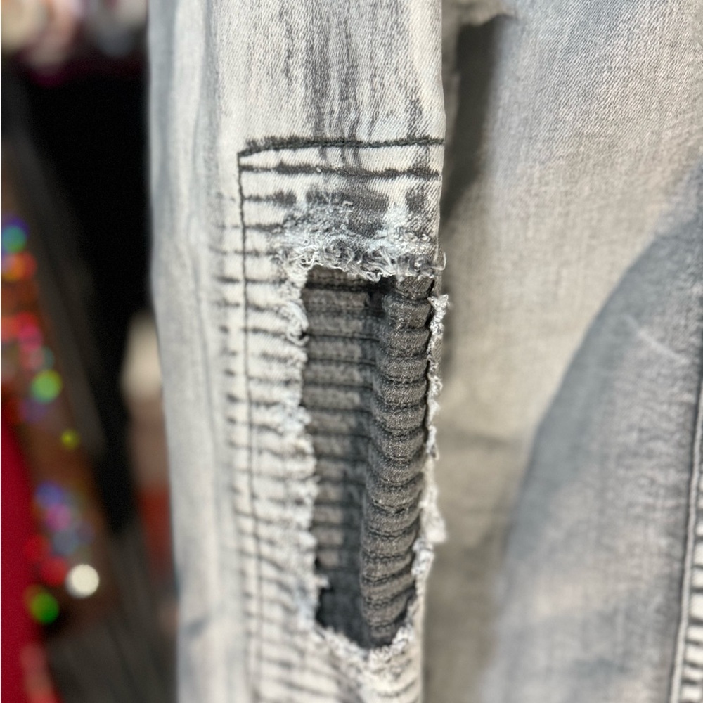 From Buckle Men's/women’s Distressed Denim Jacket- sold at Buckle- stretchy - Picture 11 of 13